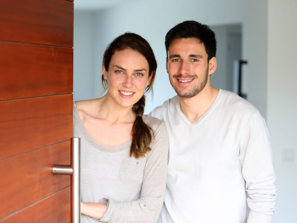 pareja abriendo la puerta de casa