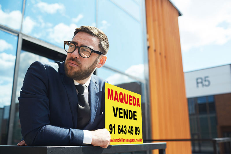 Fotografía de un agente de Inmobiliaria Maqueda vendiendo un edificio de oficinas en Alcorcón