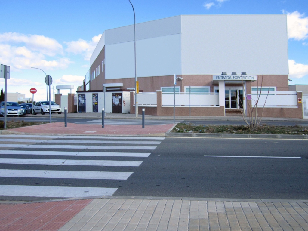 Fotografía del exterior de una magnífica nave industrial