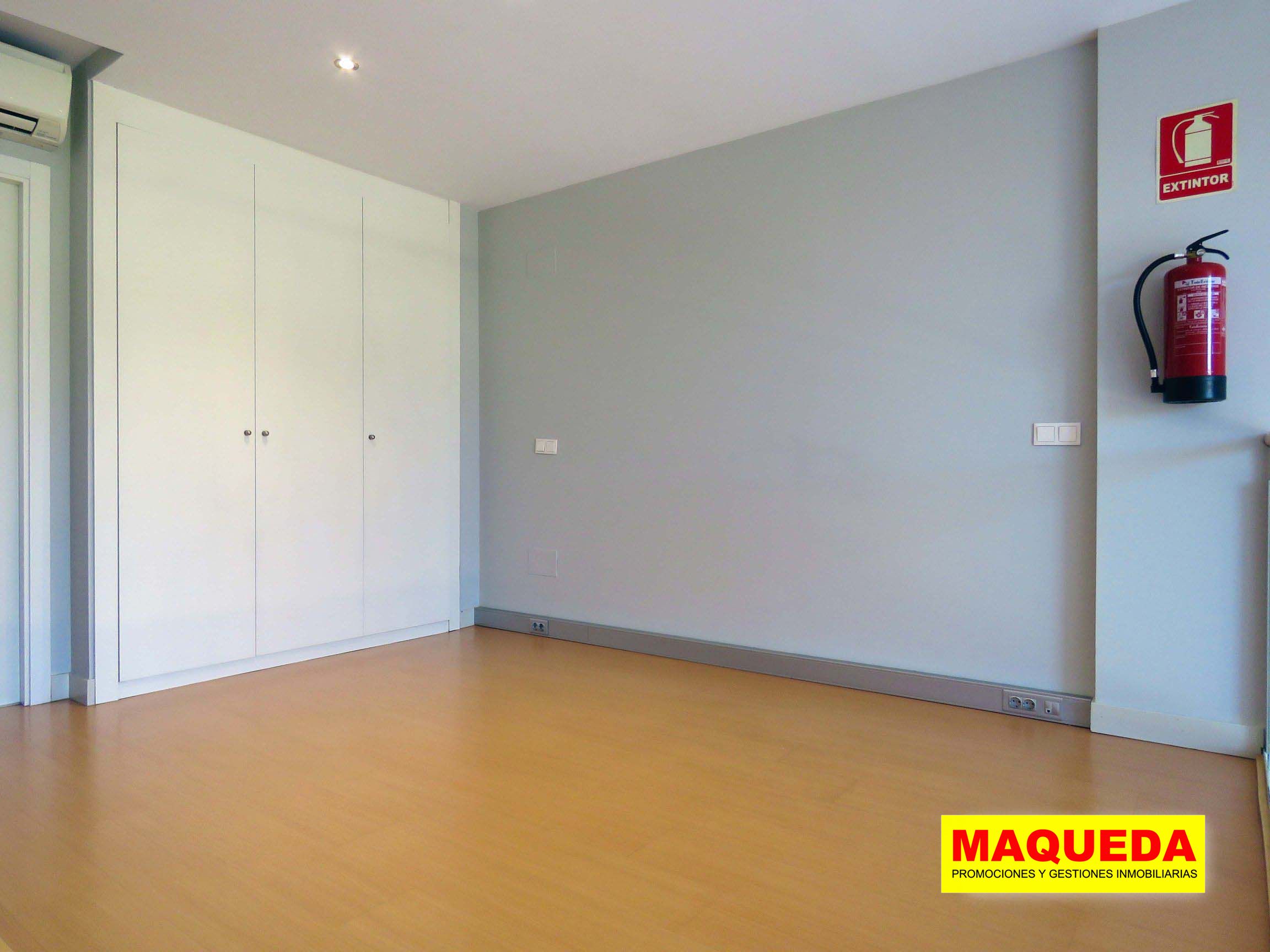 Habitación de la planta alta con armario empotrado