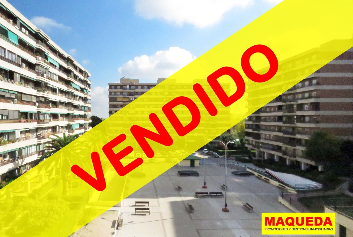 Vistas a plaza rodeada de edificios en Residencial Igueldo. La foto muestra la etiqueta de VENDIDO