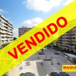 Vistas a plaza rodeada de edificios en Residencial Igueldo. La foto muestra la etiqueta de VENDIDO