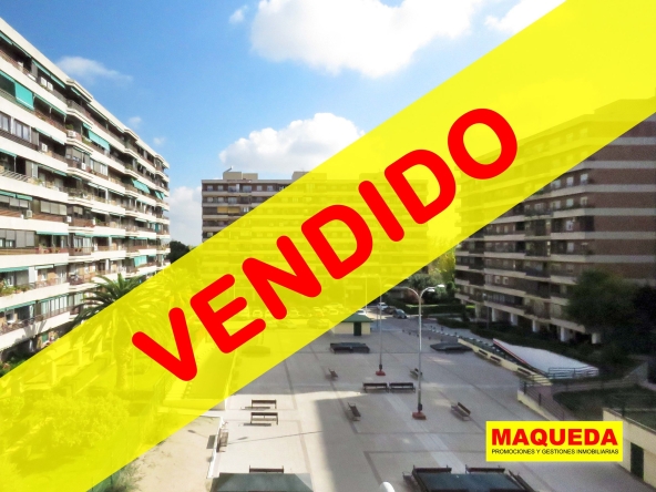 Vistas a plaza rodeada de edificios en Residencial Igueldo. La foto muestra la etiqueta de VENDIDO