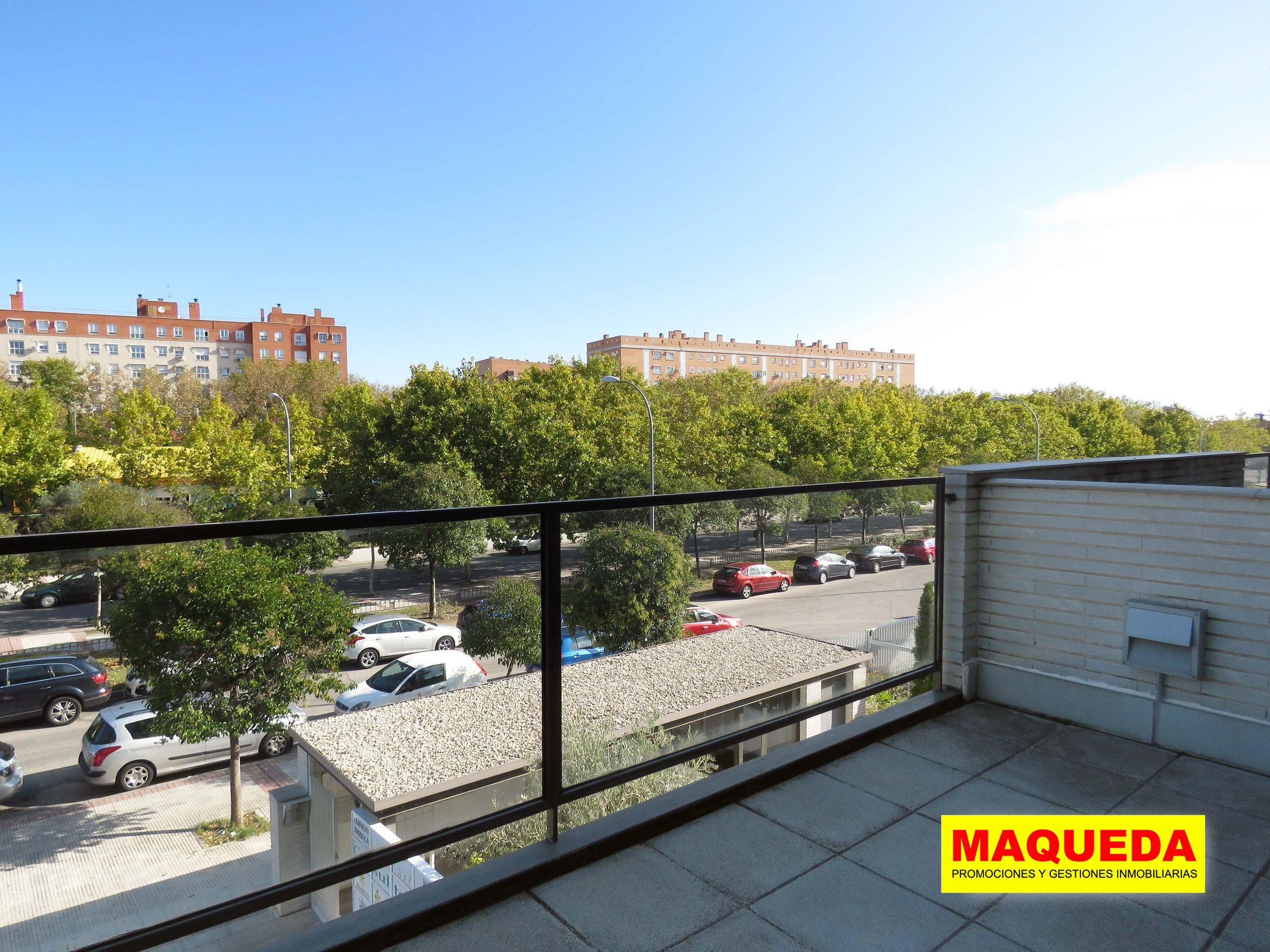 Terraza abierta con vistas a la avenida de Leganés