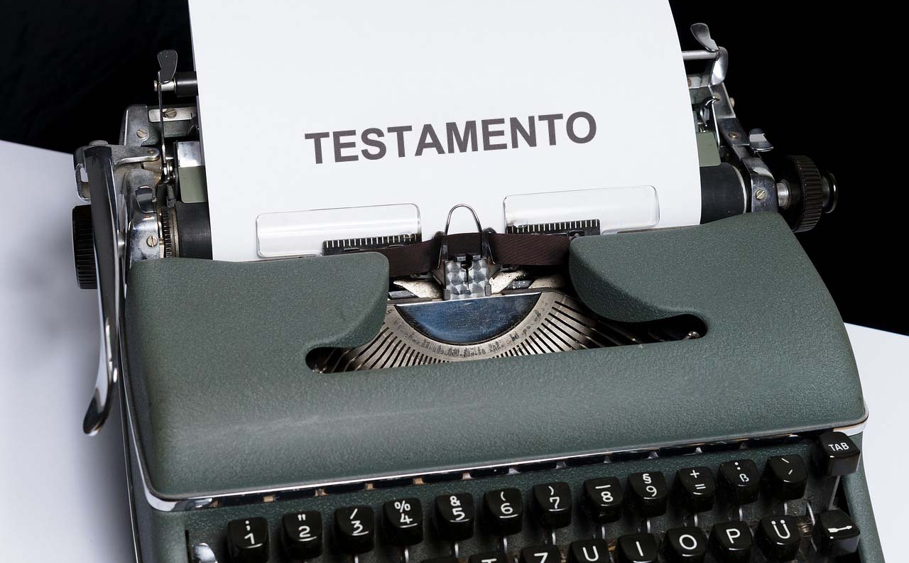 Máquina de escribir con folio donde se lee la palabra testamento