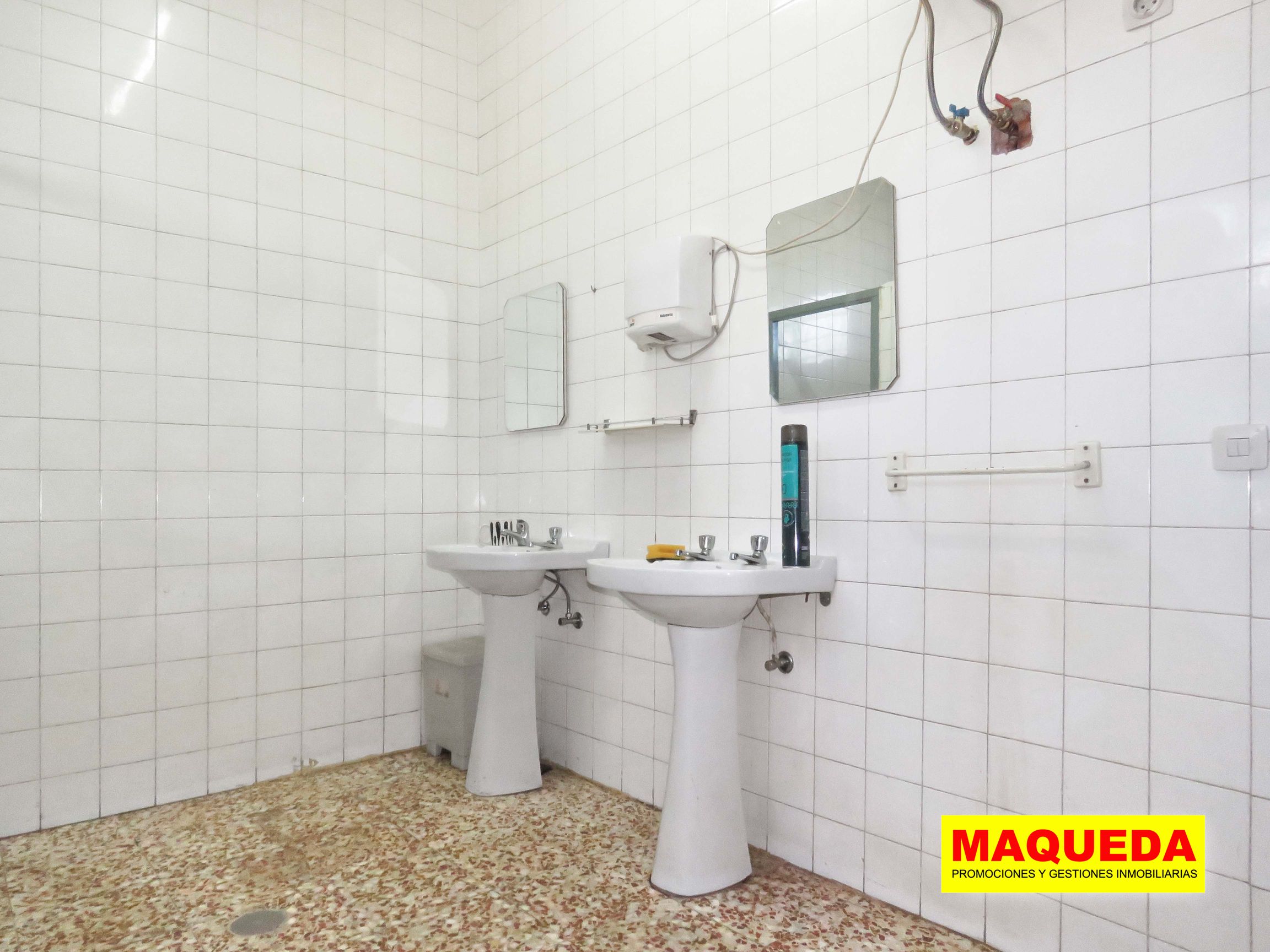 Lavabos en los aseos en nave del polígono Valderas de Alcorcón