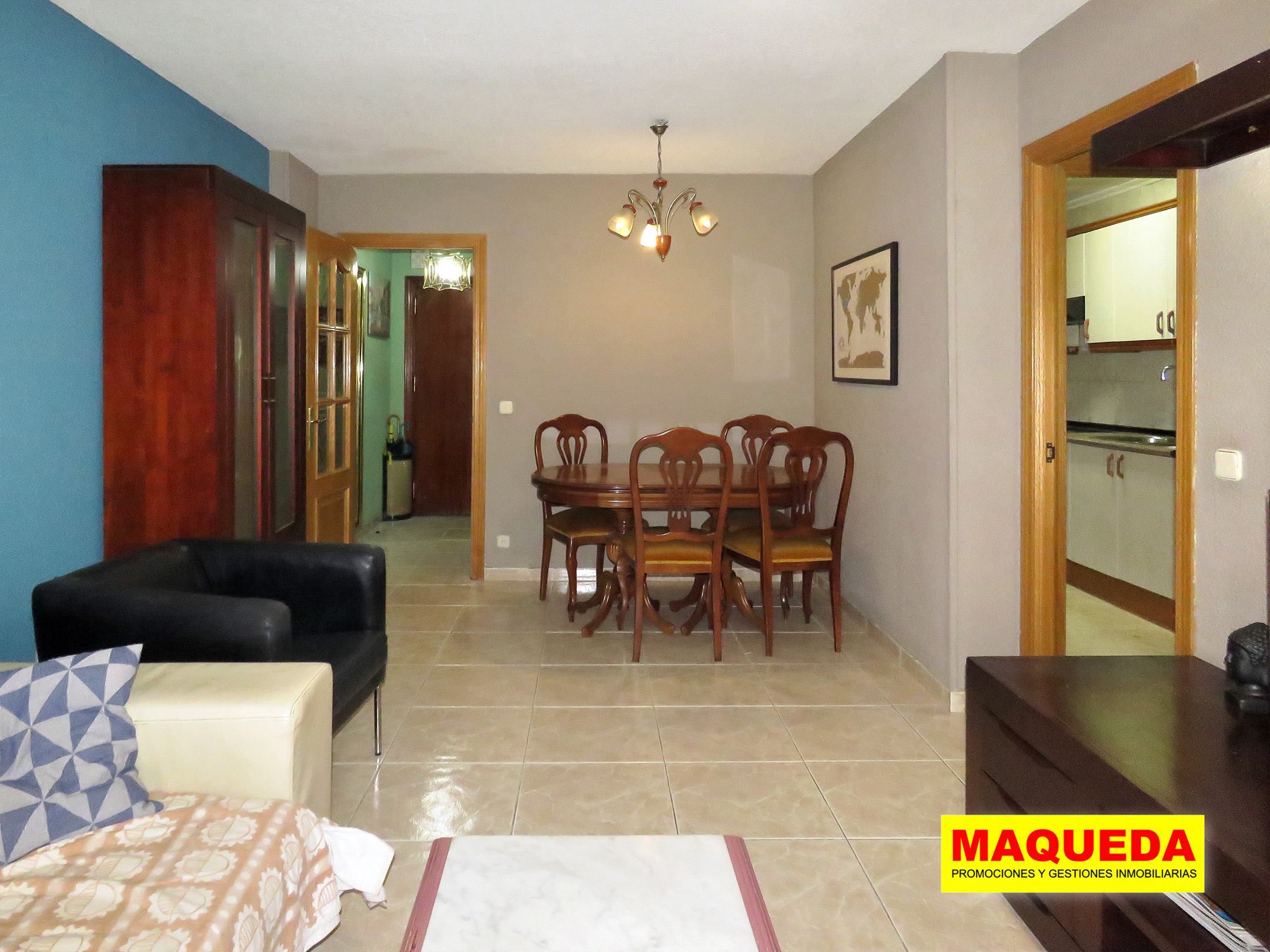 Salón con zona de comedor al fondo con mesa y sillas