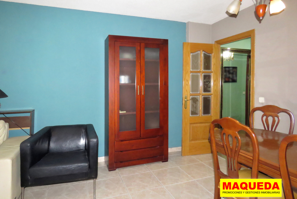 Salón comedor con puerta de acceso desde el hall de entrada