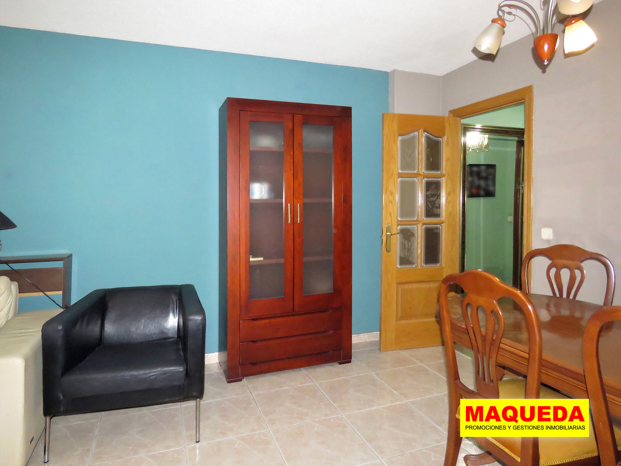 Salón comedor con puerta de acceso desde el hall de entrada