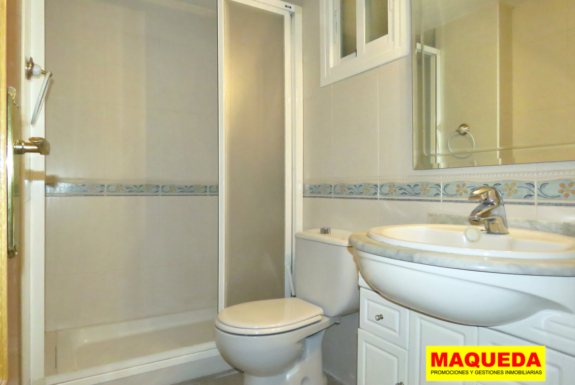 Cuarto de baño con plato de ducha y mampara