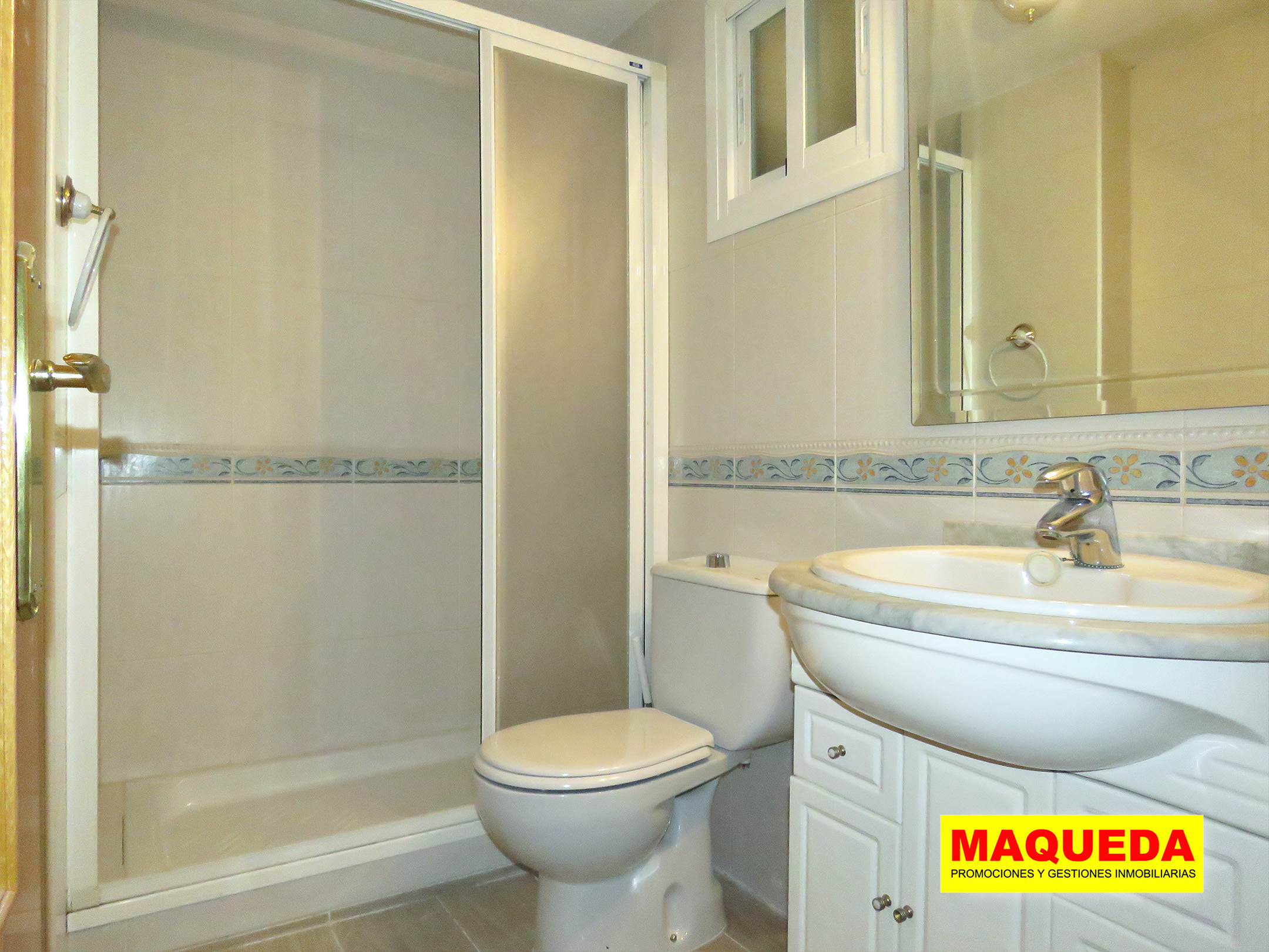 Cuarto de baño con plato de ducha y mampara