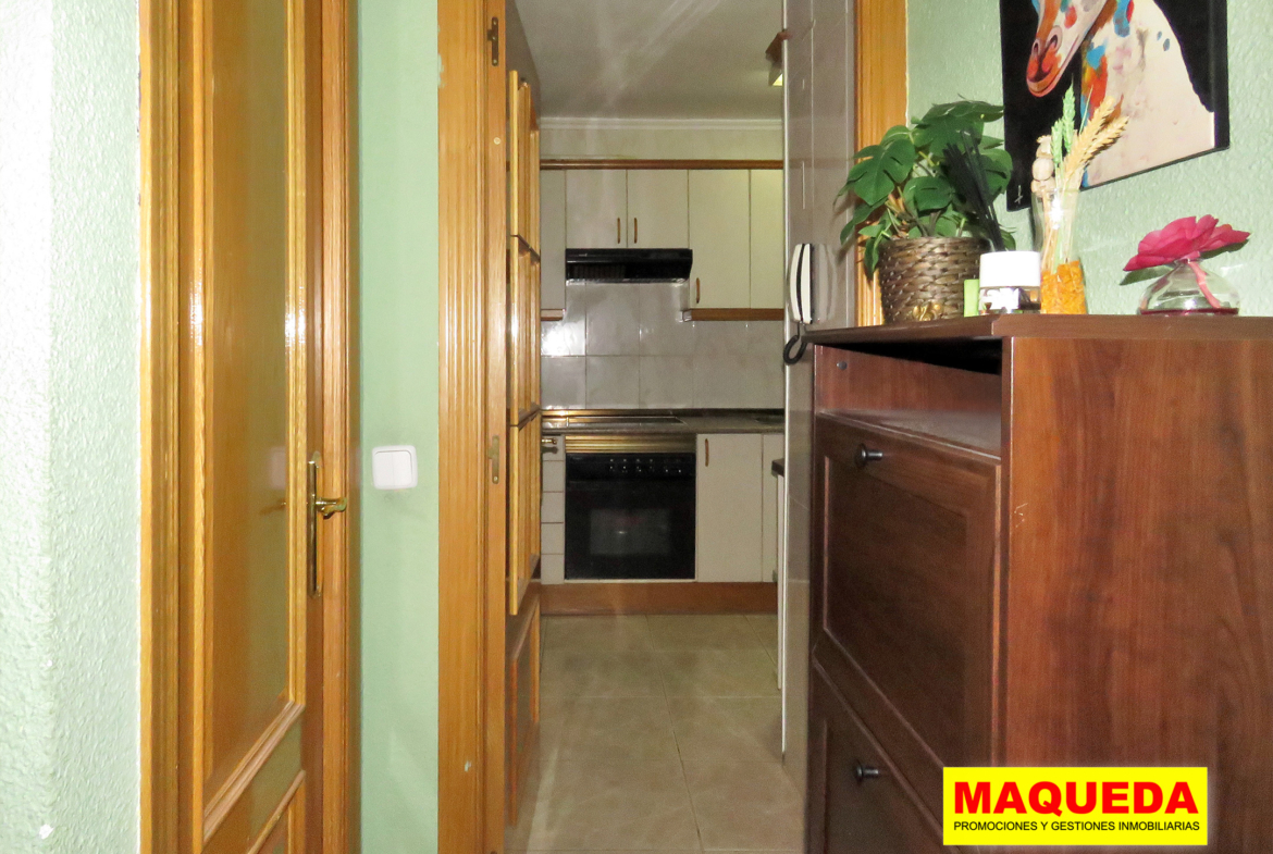 Hall de entrada con cocina al fondo