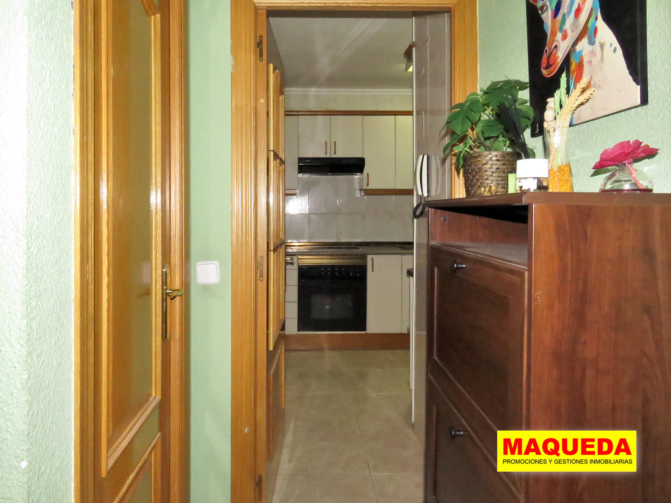 Hall de entrada con cocina al fondo