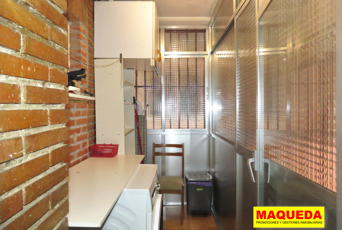 Tendedero acristalado con rejas de seguridad