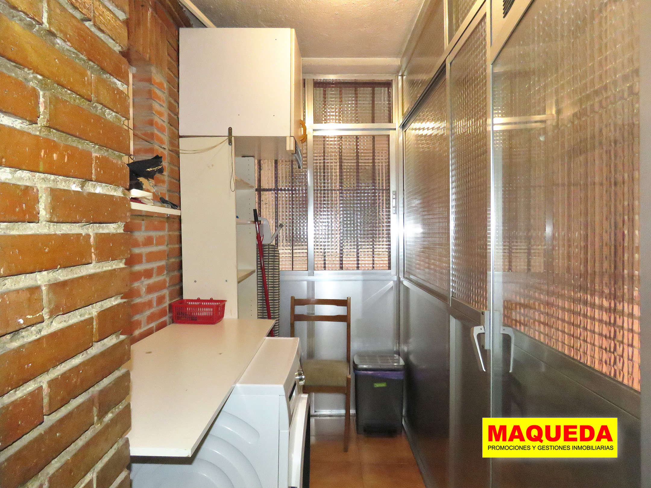 Tendedero acristalado con rejas de seguridad