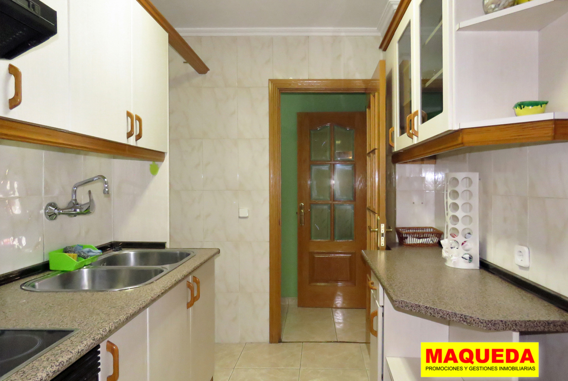 Cocina amueblada con pasillo de los dormitorios al fondo