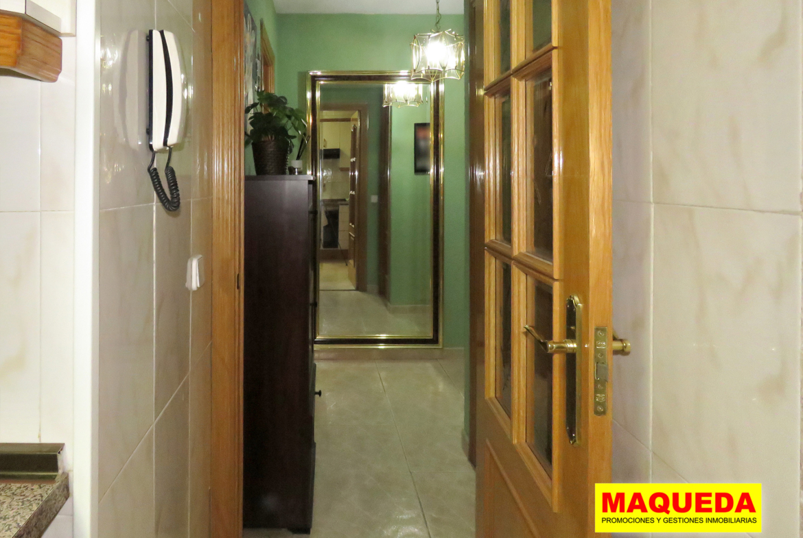 Hall de entrada con espejo. Vista desde la cocina