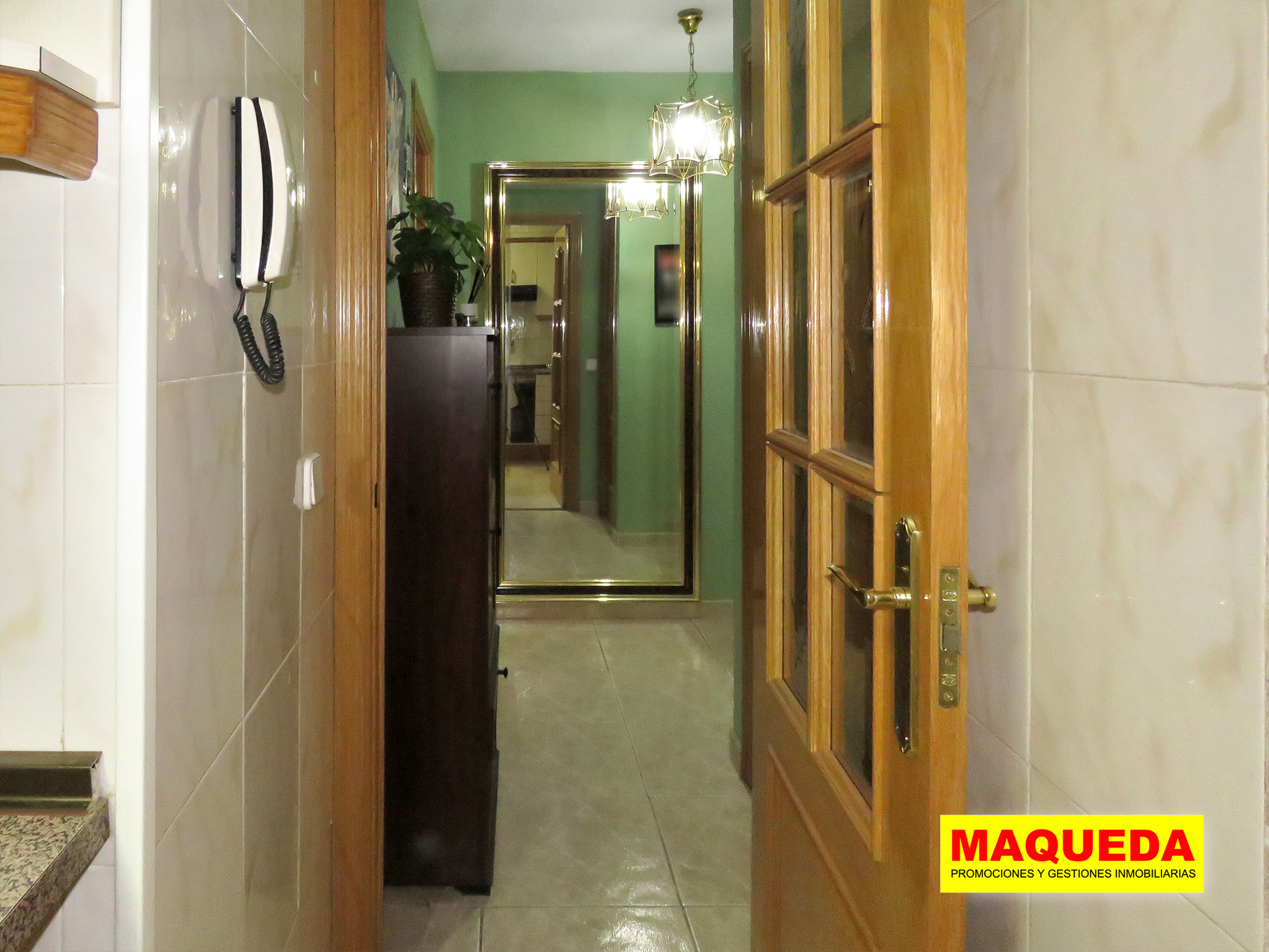 Hall de entrada con espejo. Vista desde la cocina