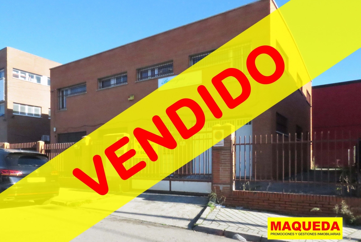 Fachada de la nave industrial en calle Electricidad de Leganés - Polígono San José de Valederas en Alcorcón con etiqueta de VENDIDO