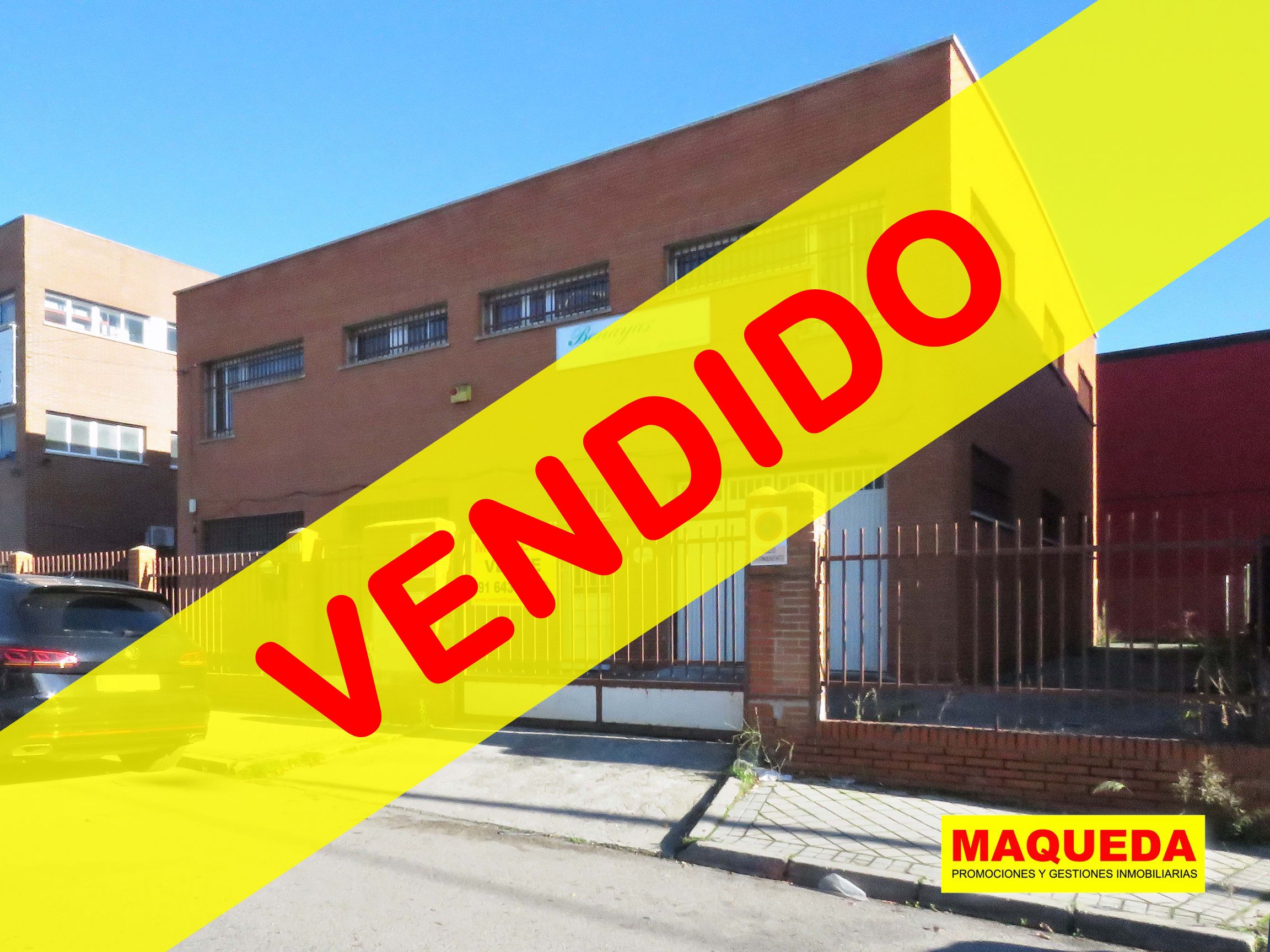 Fachada de la nave industrial en calle Electricidad de Leganés - Polígono San José de Valederas en Alcorcón con etiqueta de VENDIDO