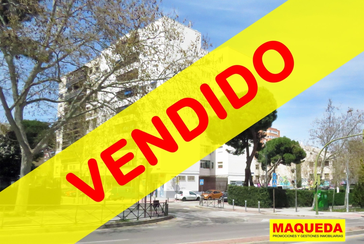 Fachada de edificio en calle Sierra de Alcubierre de Alcorcón con etiqueta de VENDIDO