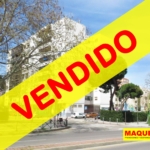 Fachada de edificio en calle Sierra de Alcubierre de Alcorcón con etiqueta de VENDIDO