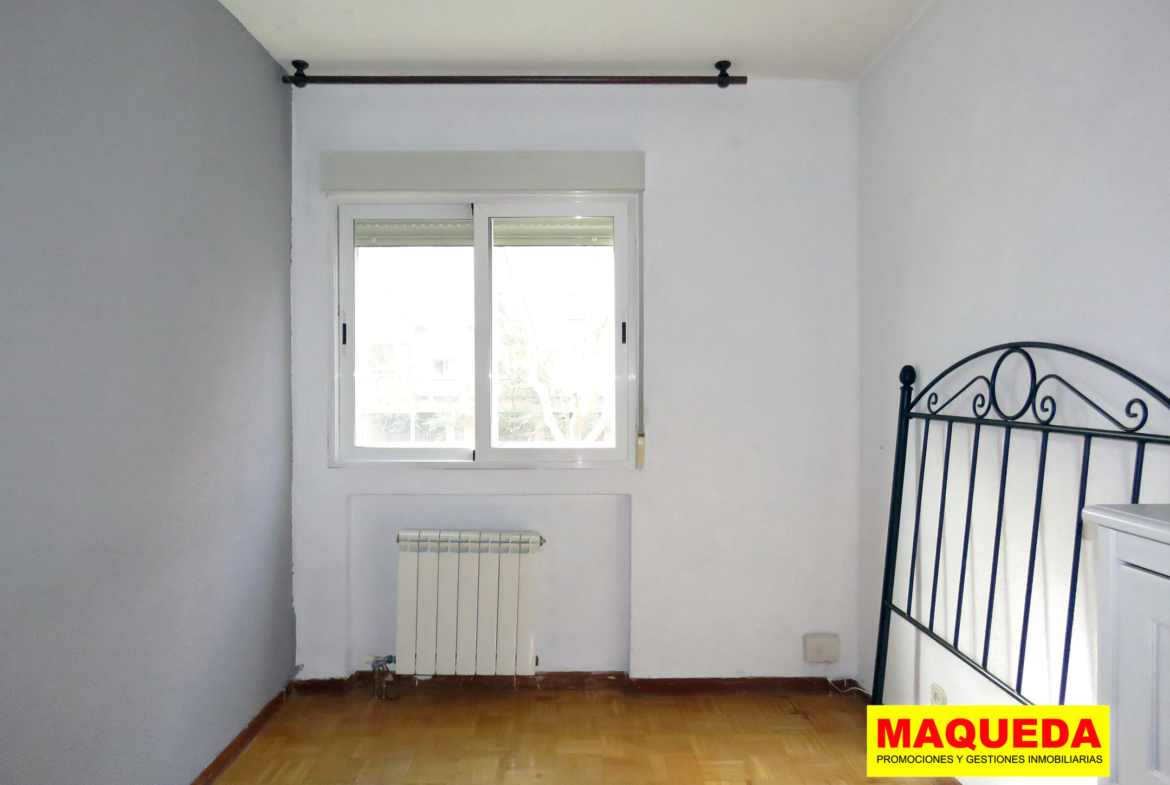 Dormitorio principal soleado con suelo de parquet