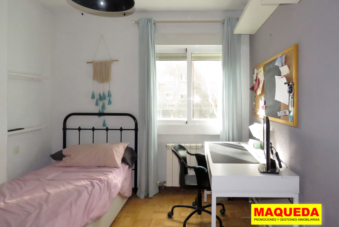 Dormitorio doble con cama y escritorio