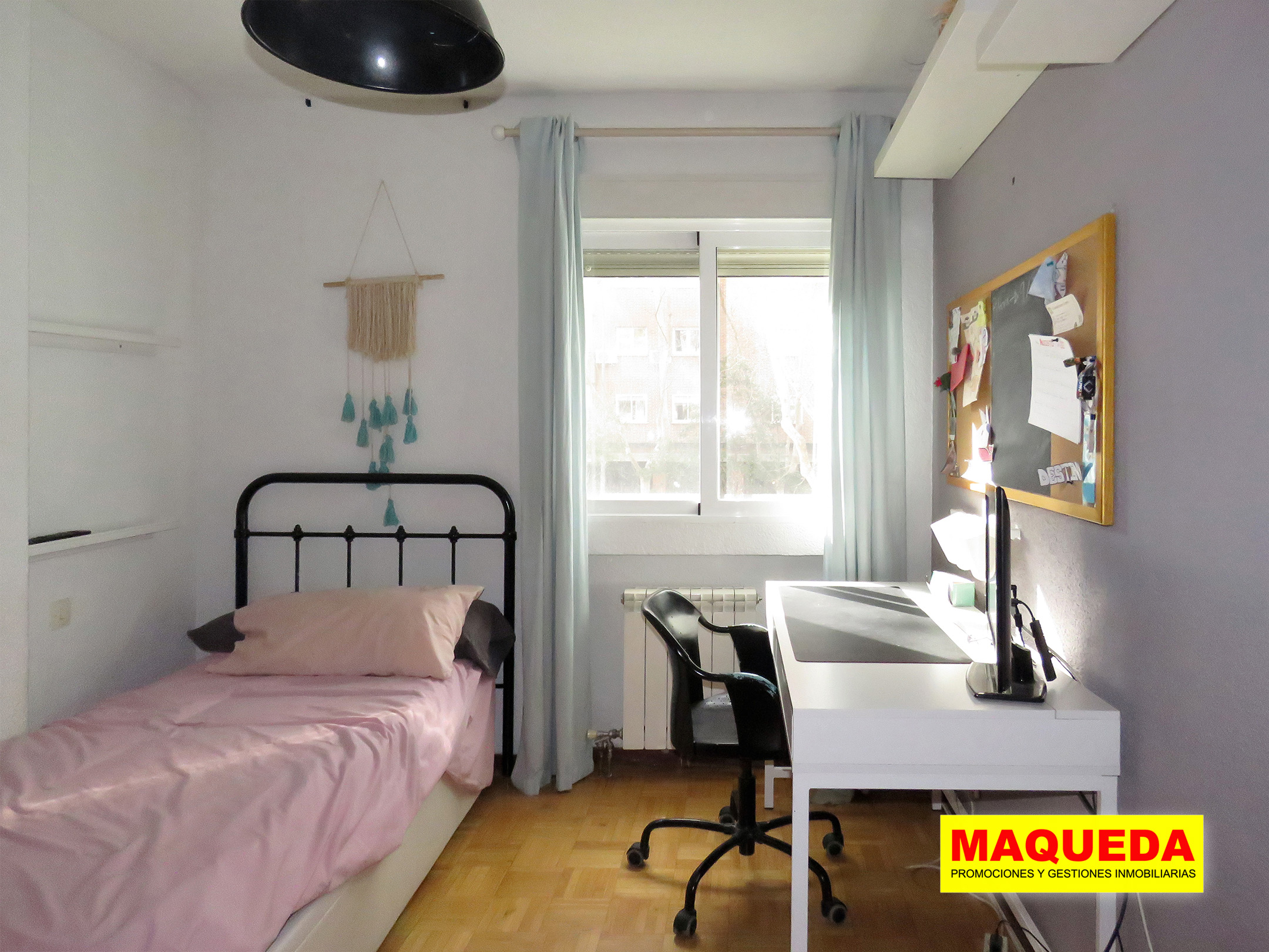 Dormitorio doble con cama y escritorio