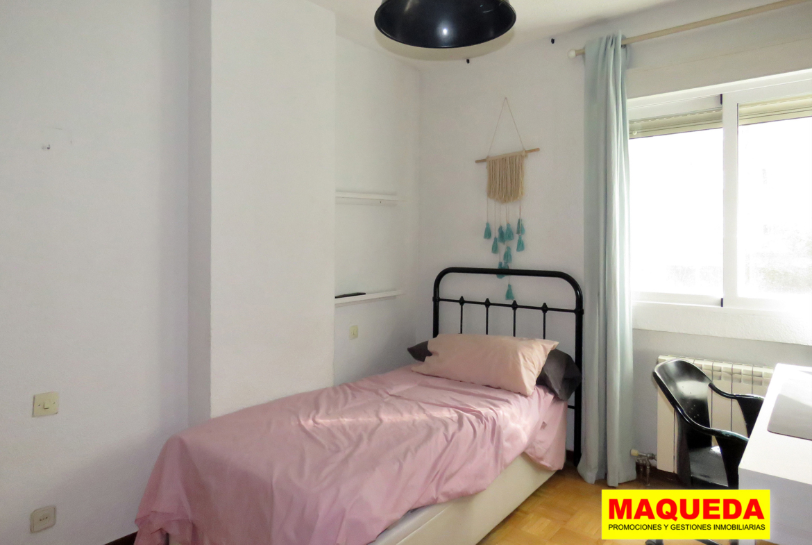 Cama individual en uno de los dormitorios dobles de la vivienda