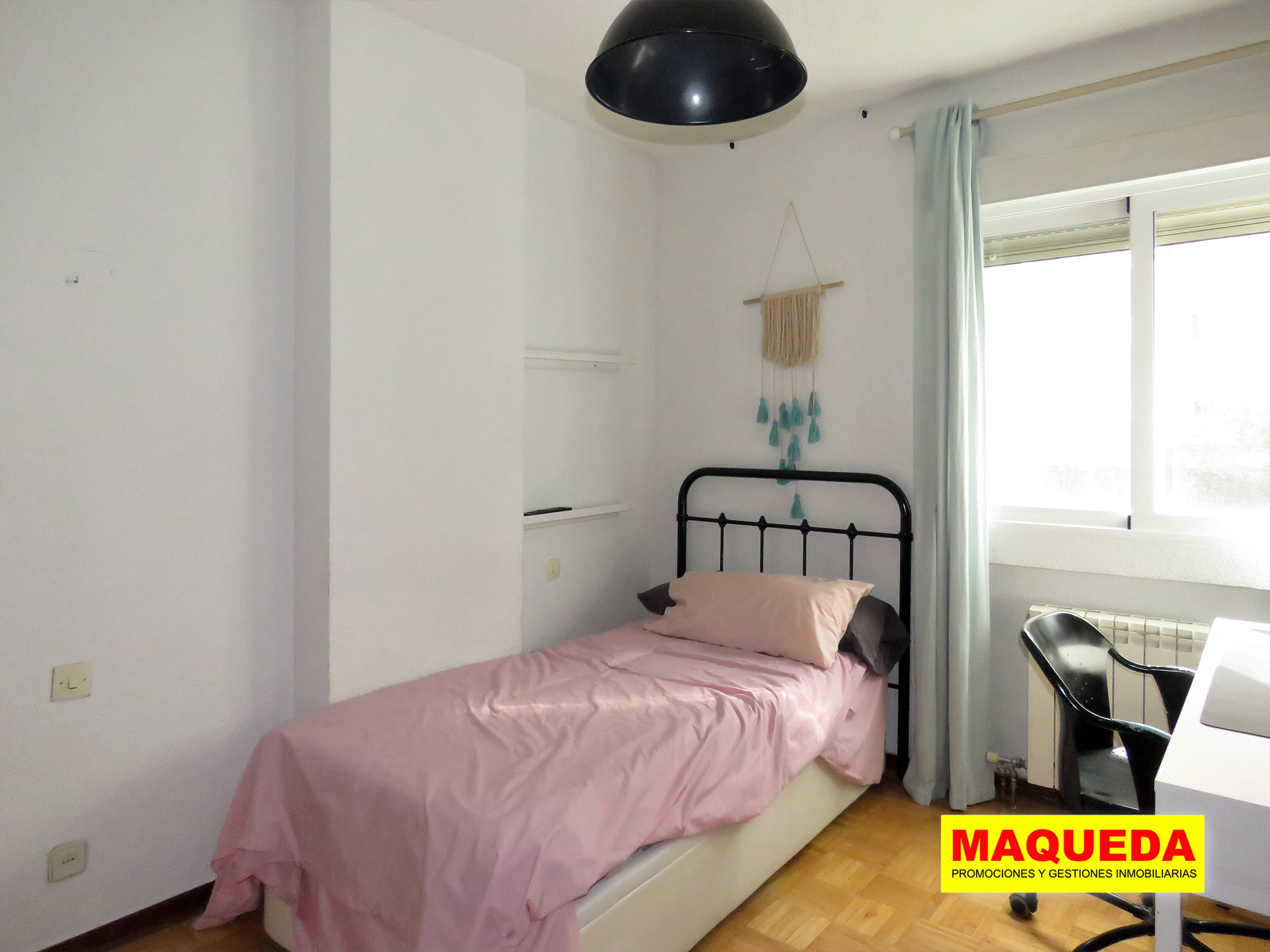 Cama individual en uno de los dormitorios dobles de la vivienda