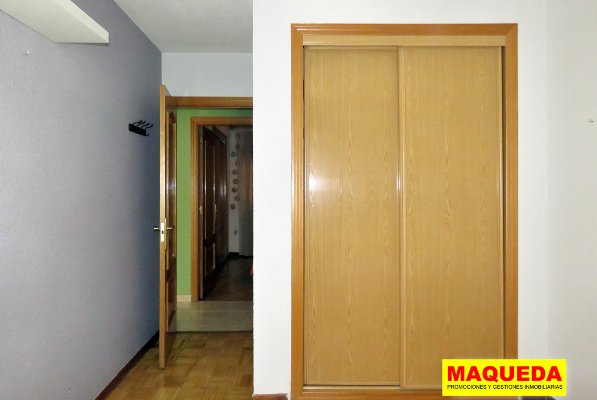 Dormitorio doble con armario empotrado