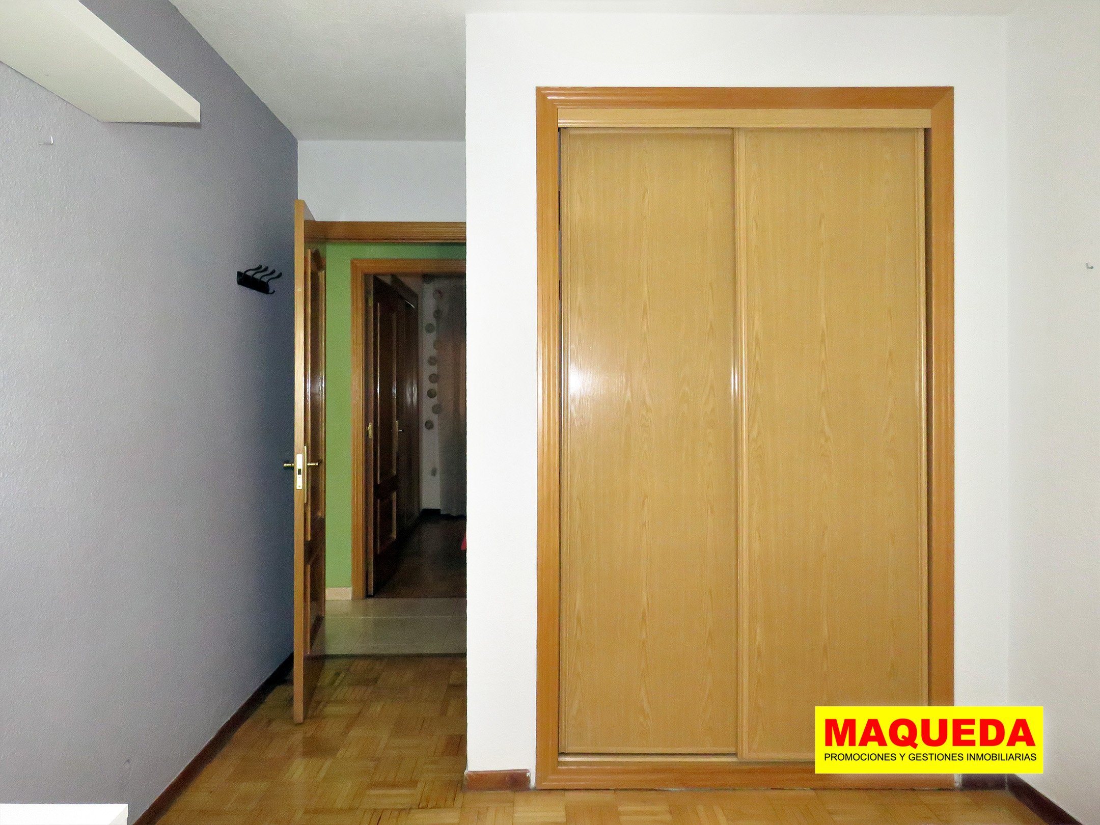 Dormitorio doble con armario empotrado