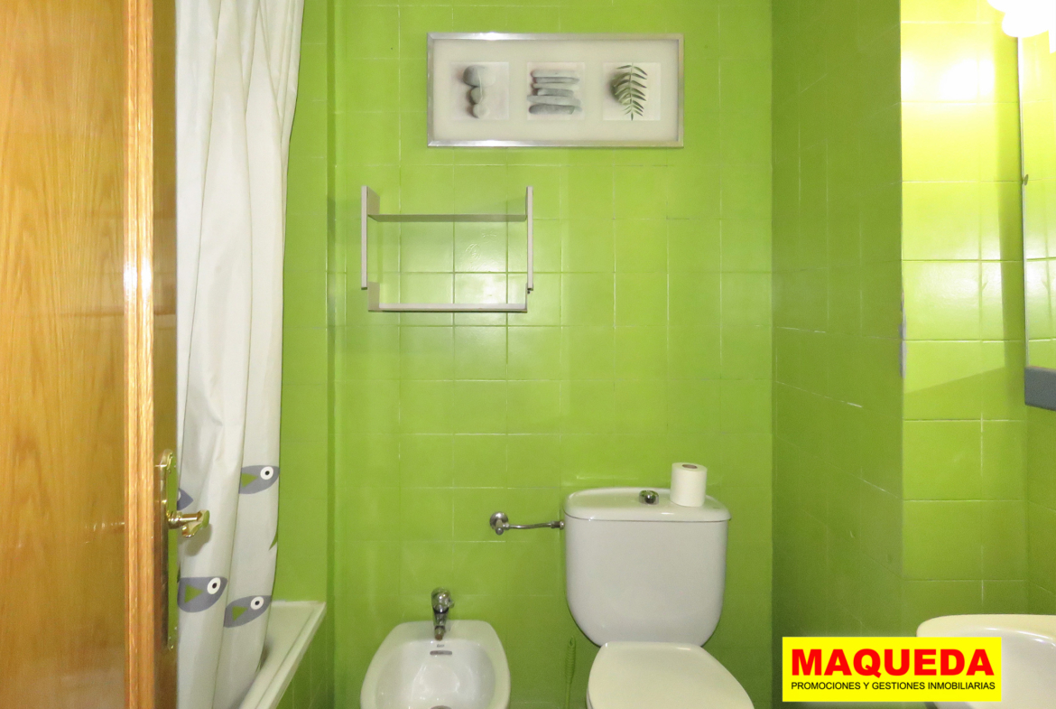 Cuarto de baño completo y con bañera