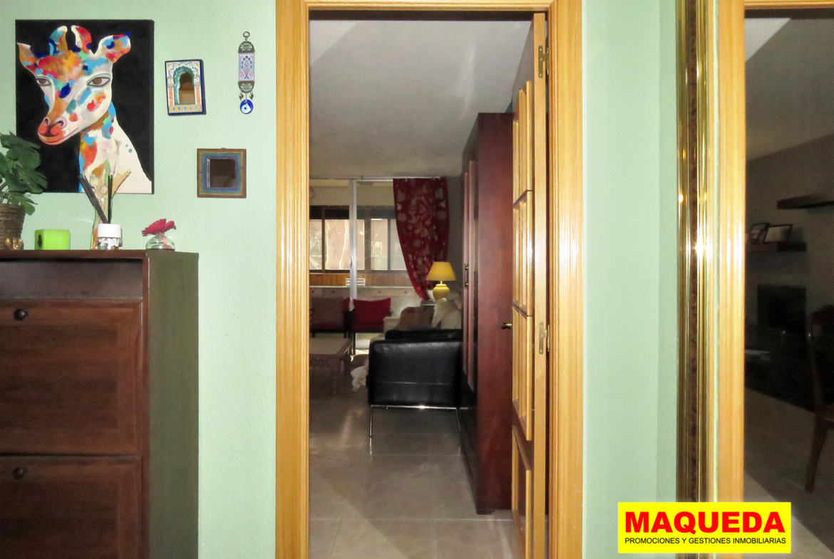 Hall de entrada con salón-comedor al fondo