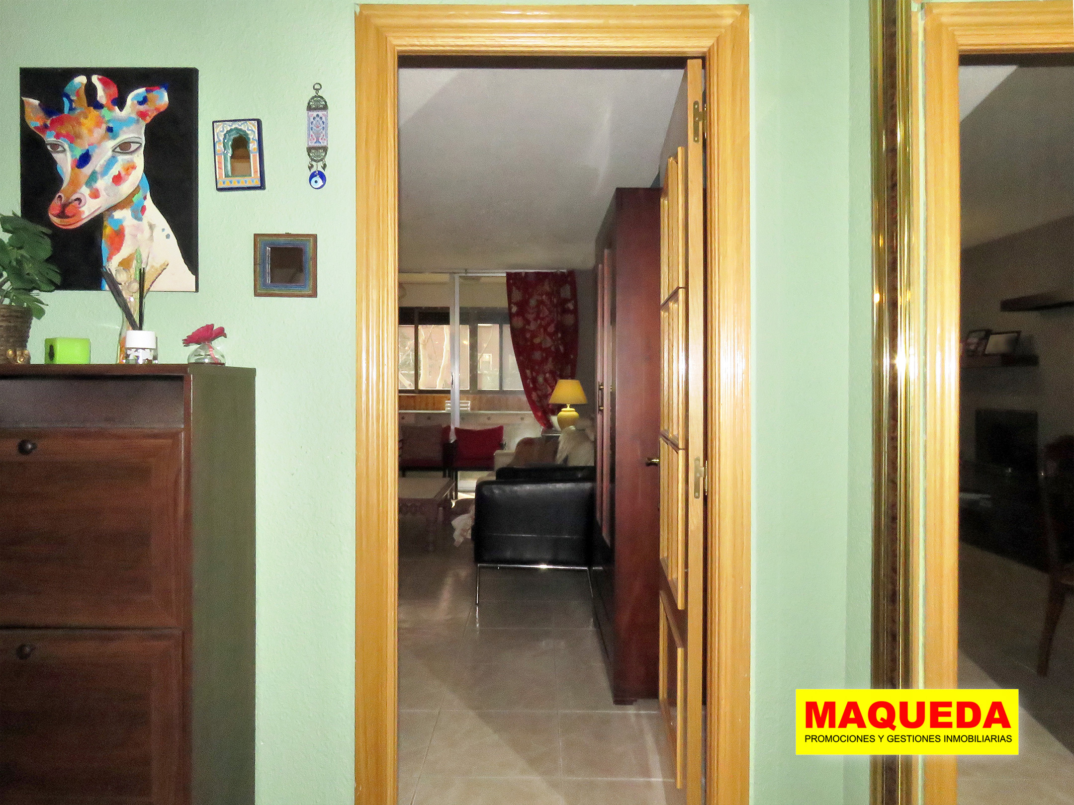 Hall de entrada con salón-comedor al fondo