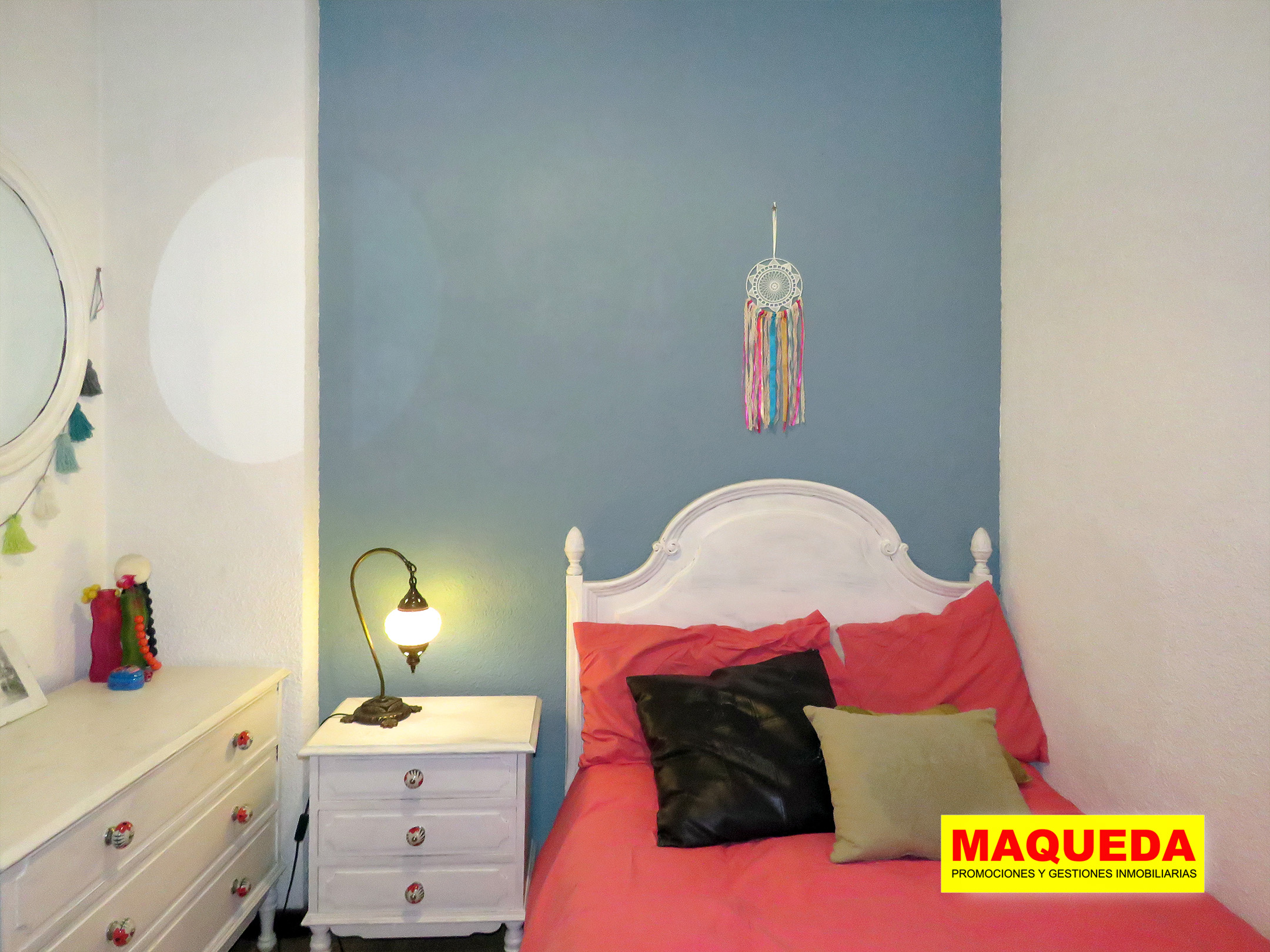 Dormitorio individual con cama y mesita de noche