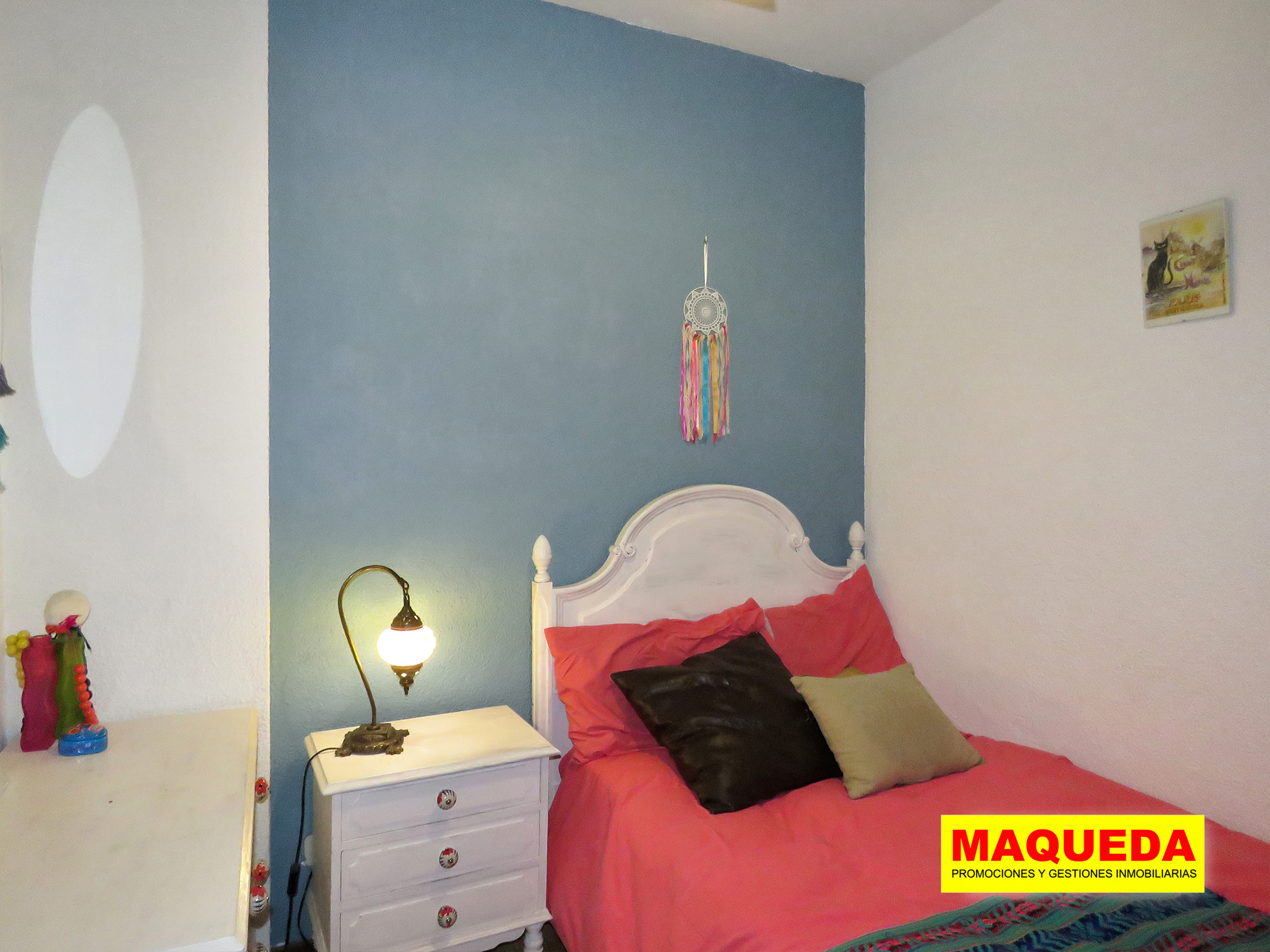 Dormitorio individual con cama y mesita de noche