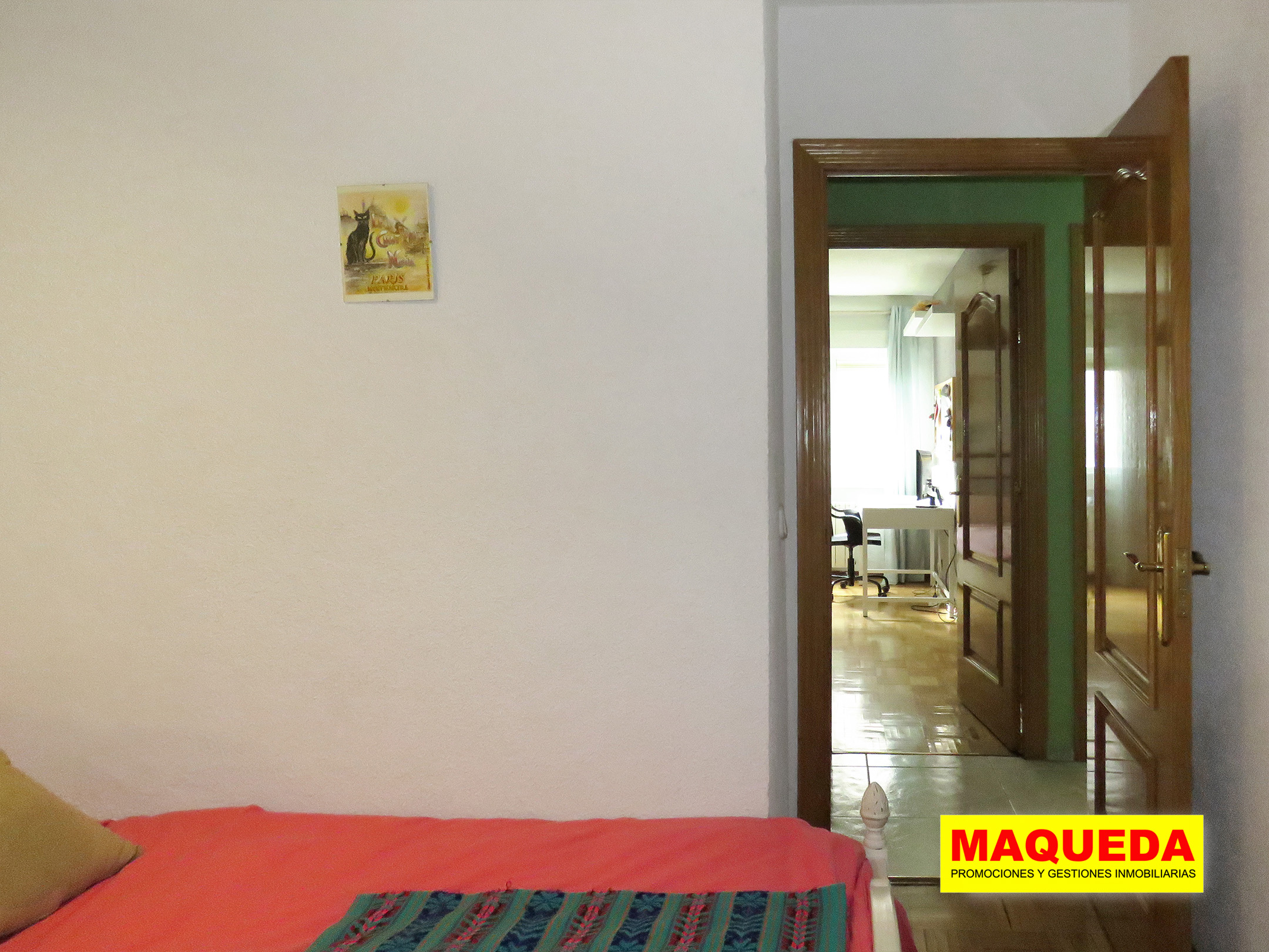 Dormitorio individual con pasillo de distribución al fondo