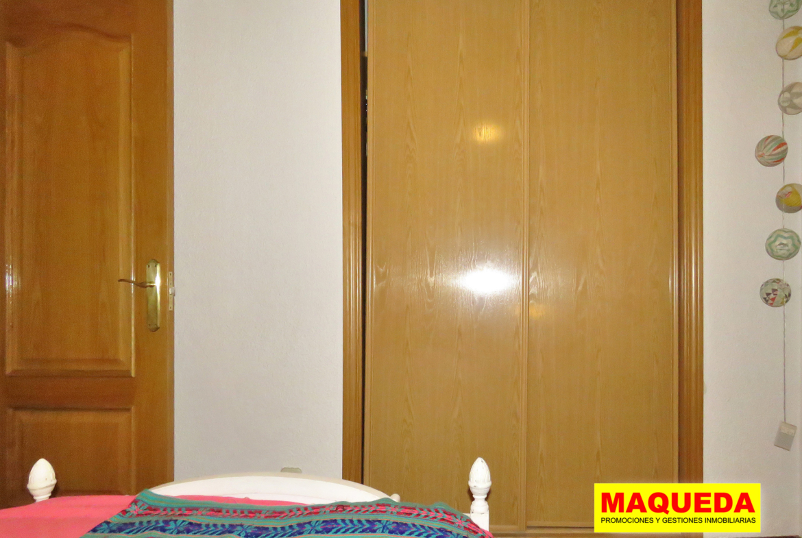 Dormitorio individual con armario empotrado