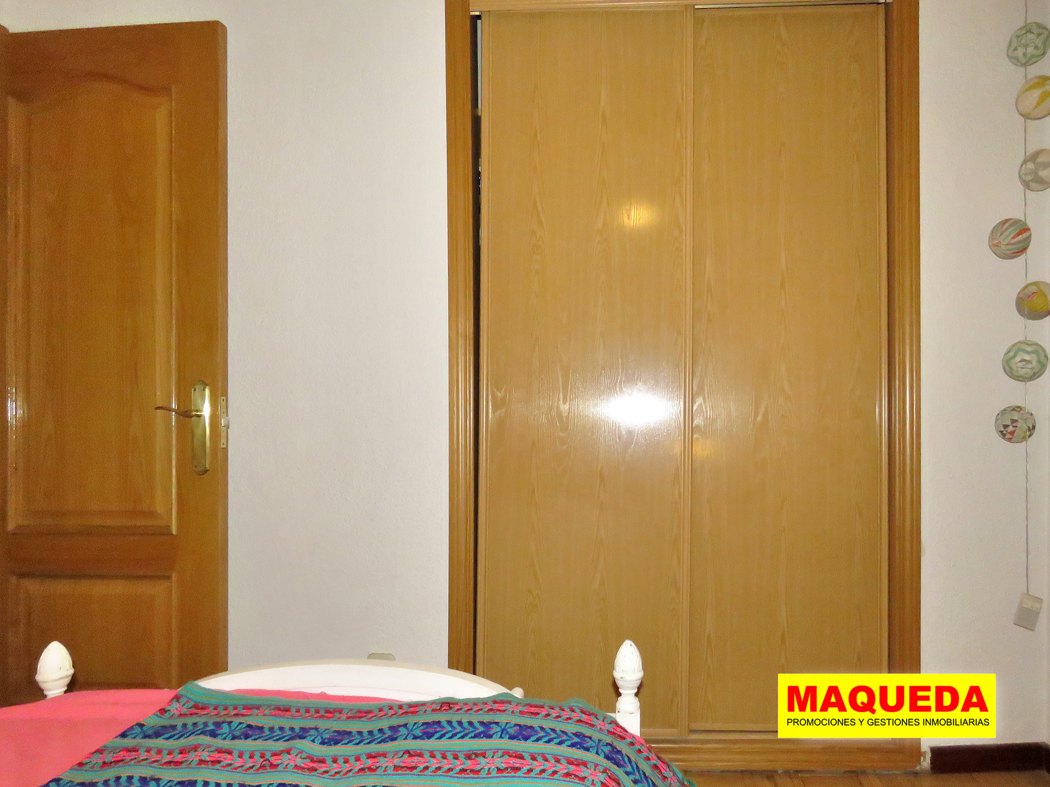 Dormitorio individual con armario empotrado