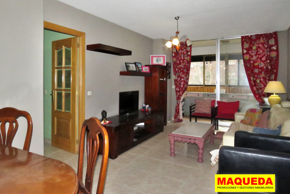 Salón comedor de la vivienda con terraza acristalada al fondo