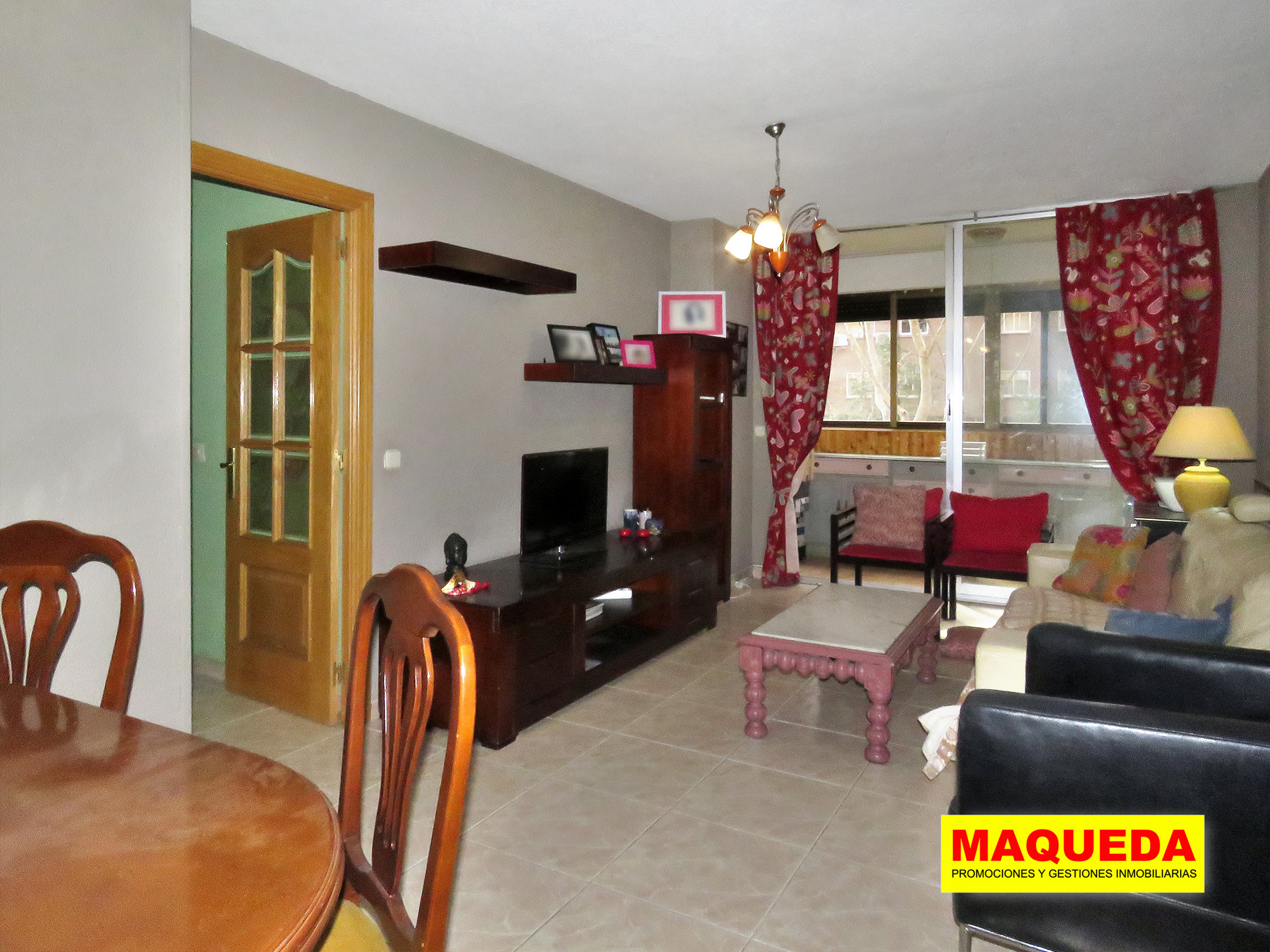 Salón comedor de la vivienda con terraza acristalada al fondo