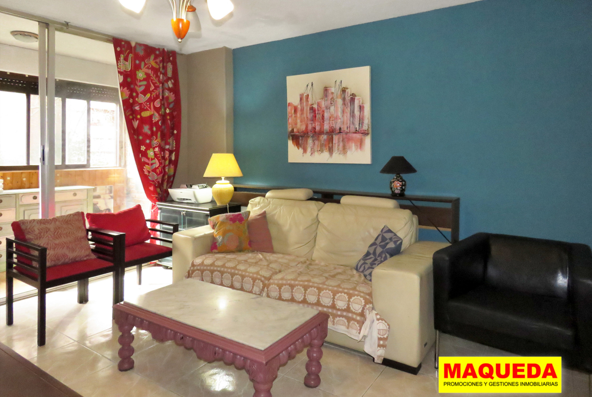 Sofá con mesa baja en el salón de la vivienda