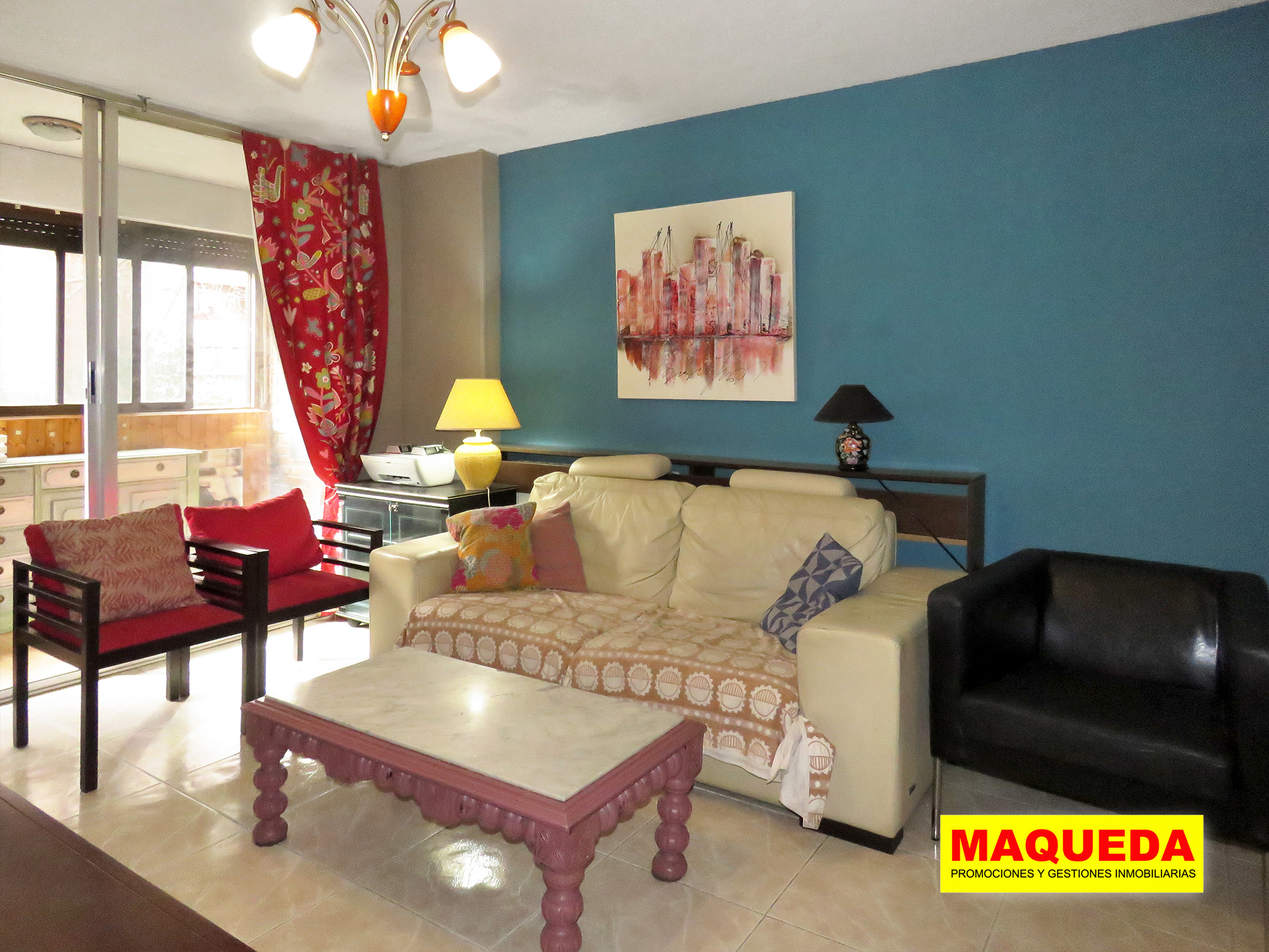 Sofá con mesa baja en el salón de la vivienda