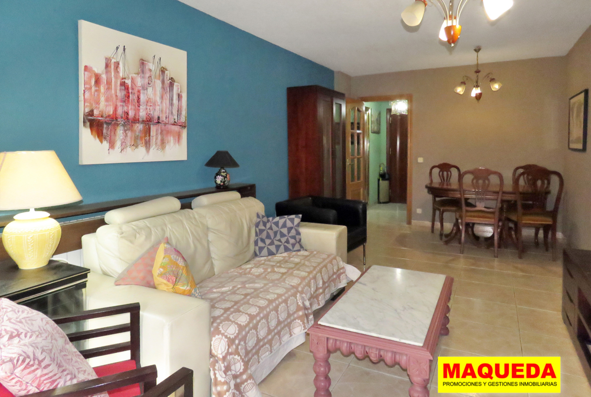 Salón comedor con zona de sofá en primer plano