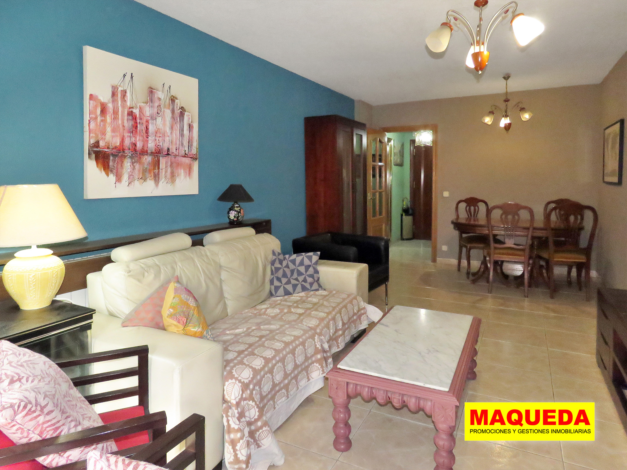 Salón comedor con zona de sofá en primer plano