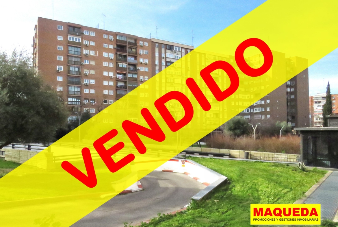 Fachada del edificio de viviendas en calle Los Cantos de Alcorcón con etiqueta de VENDIDO