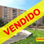 Fachada del edificio de viviendas en calle Los Cantos de Alcorcón con etiqueta de VENDIDO