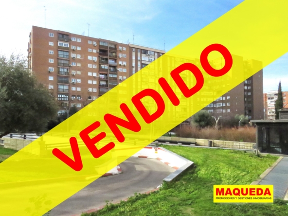 Fachada del edificio de viviendas en calle Los Cantos de Alcorcón con etiqueta de VENDIDO